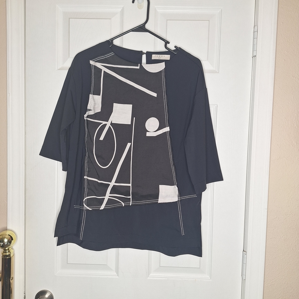 Terra Chic Black and White Graphic Blouse Size Small